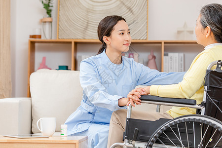 护工陪伴坐在轮椅上的老奶奶背景图片