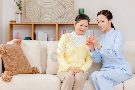 女性量体温护工给老人量体温背景