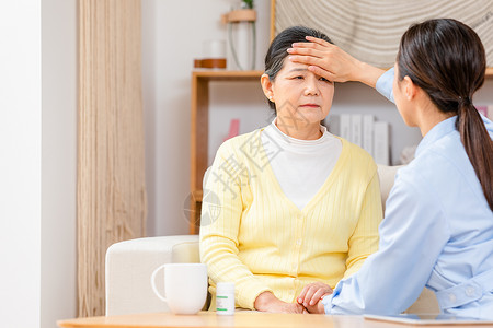 肺炎护理护工抚摸奶奶的额头看是否发烧背景