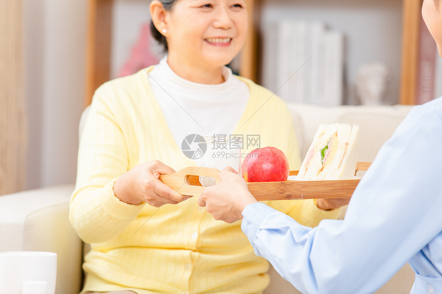 护工送早餐给老奶奶吃图片