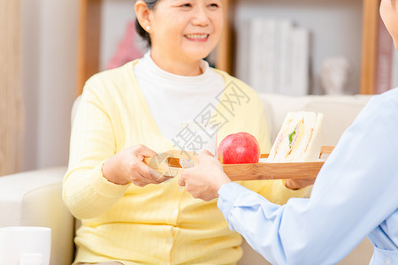 护工送早餐给老奶奶吃图片