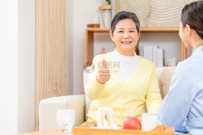 护工送早餐给老奶奶吃图片