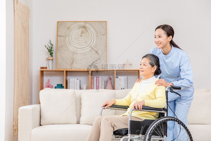 护工照顾坐在轮椅上的老奶奶图片