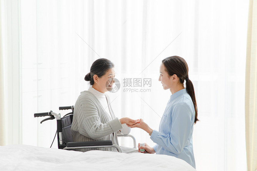 护工给年迈老奶奶喂药图片
