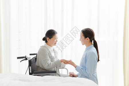 护工给年迈老奶奶喂药背景图片