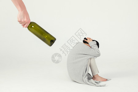 丈夫用红酒瓶殴打妻子高清图片