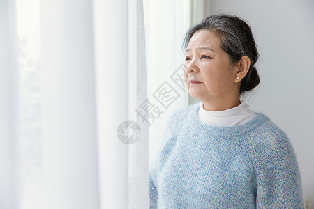 窗边的母亲孤独老人背景