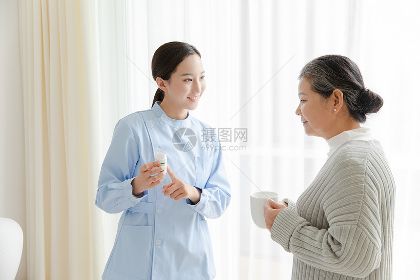 护工给年迈老奶奶喂药图片