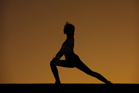 女性瑜伽夕阳剪影图片