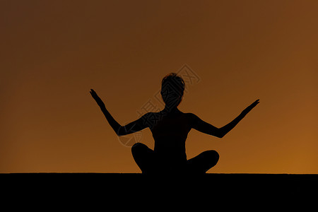 夕阳瑜伽女性瑜伽夕阳剪影背景