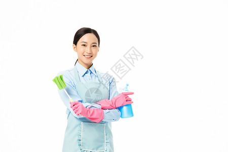 家政服务女性手拿喷壶和长柄清洁刷背景
