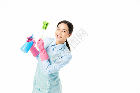 家政服务女性手拿喷壶和长柄清洁刷高清图片