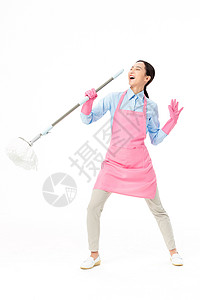 家政服务女性用拖把当麦唱歌高清图片