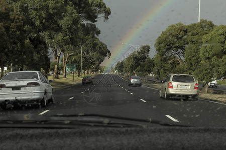 车窗外的彩虹背景图片