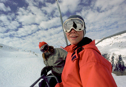 乘坐滑雪缆车的夫妇图片