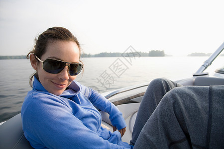 在船上放松的女人图片
