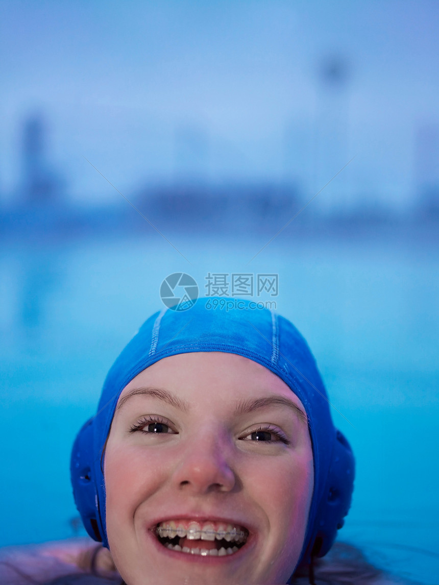 戴牙套游泳的女人图片