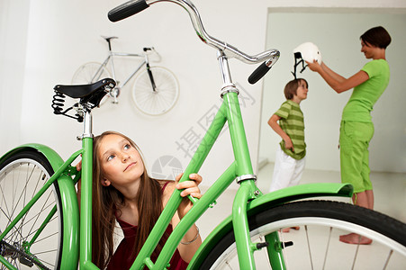 自行车店的女孩图片
