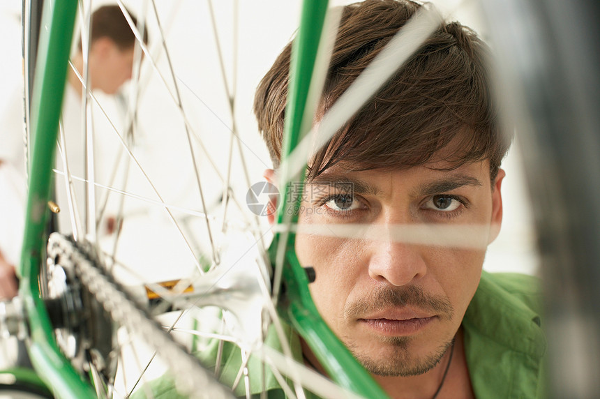 骑自行车的男人的肖像图片