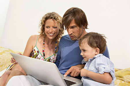 家庭看电脑图片
