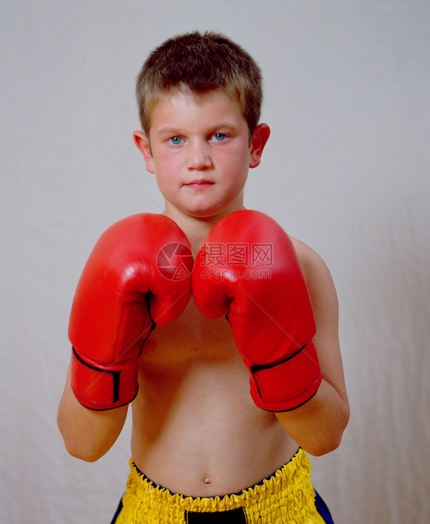 小男孩打拳击图片