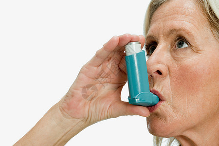 哮喘病使用哮喘吸入器的妇女背景