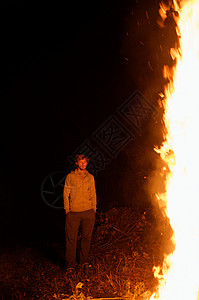 夜晚营火的男人图片