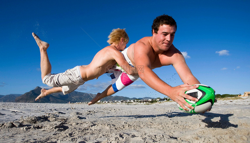 触摸海滩上的橄榄球图片