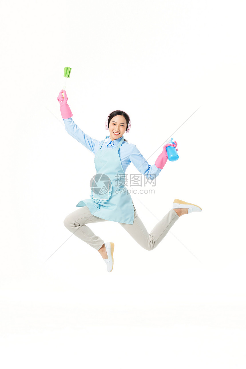 保洁员拿着杯刷和喷水壶跳跃图片