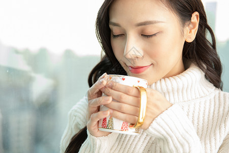 冬季居家女性保暖喝咖啡背景图片