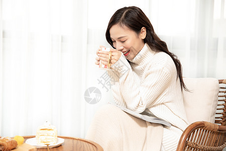 冬季青年女性居家喝下午茶图片