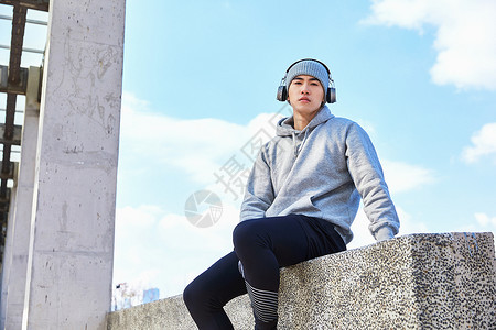 年轻运动男生头戴耳机听音乐图片