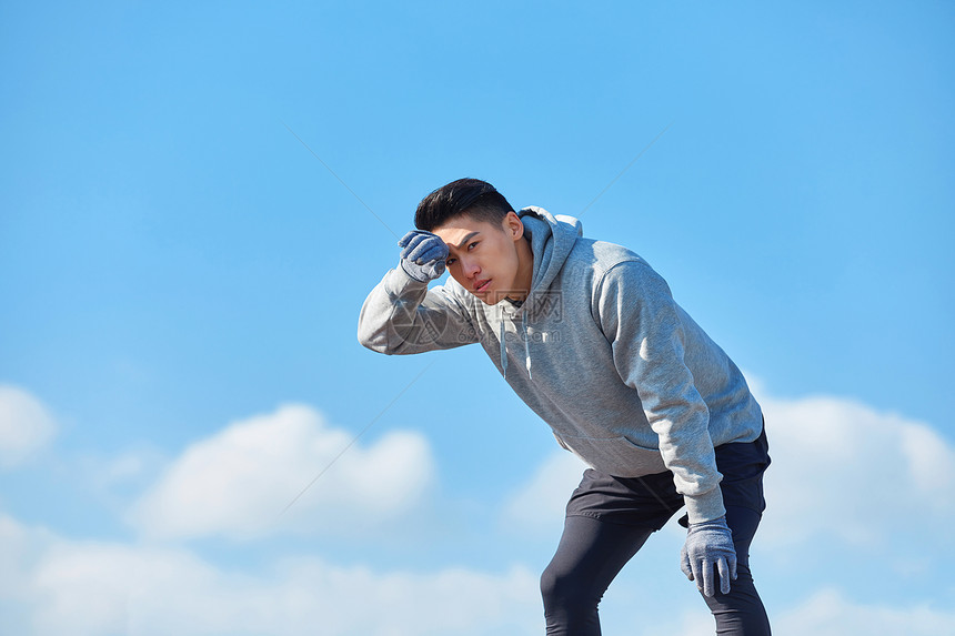 年轻男生户外运动疲劳休息图片