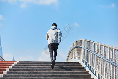 男青年户外跑步背影背景图片