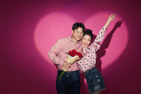 韩系情侣手拿照相机拍照情侣手拿玫瑰花形象背景
