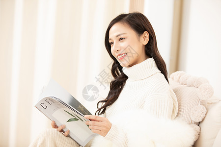 冬季居家青年女性看书图片