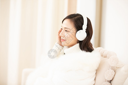 冬季居家女性听音乐图片