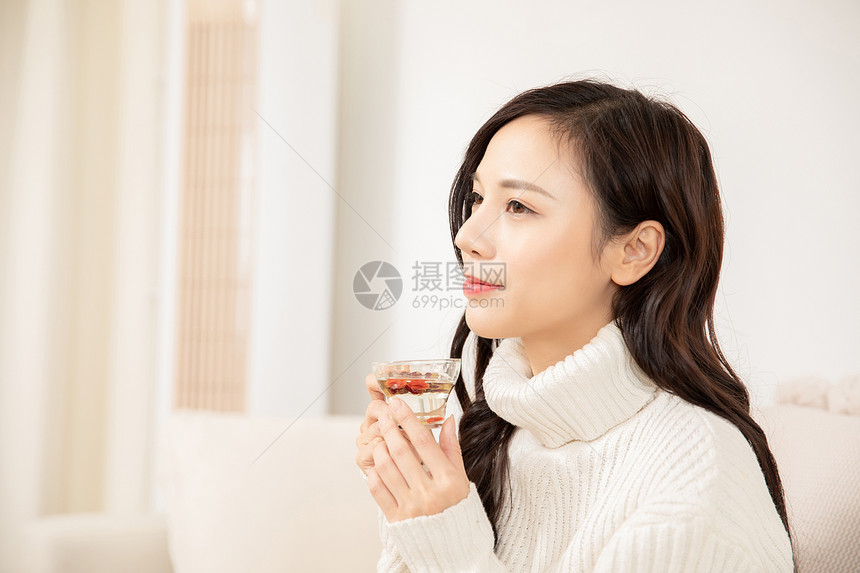 冬季青年女性居家喝养生茶图片