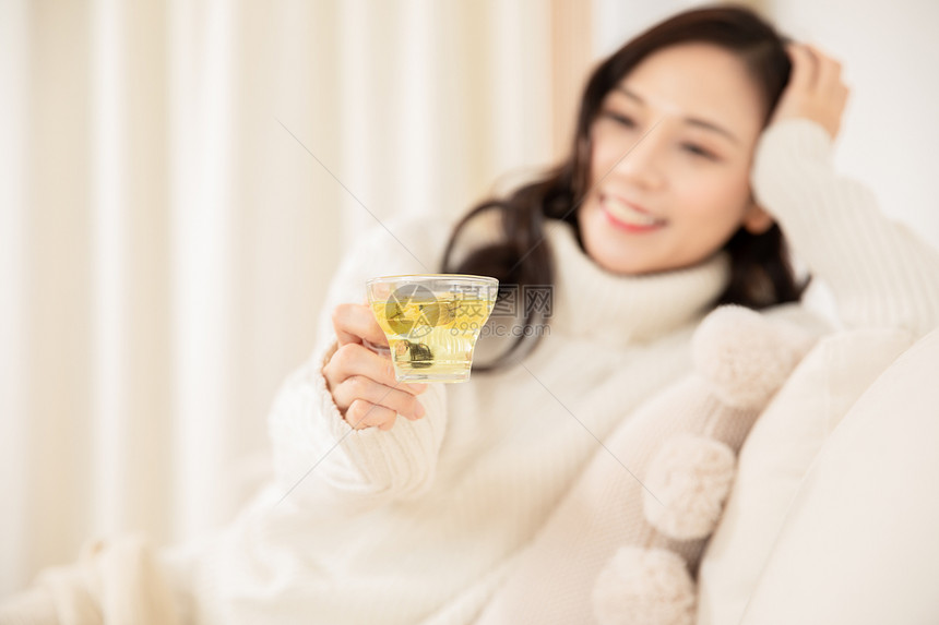 冬季青年女性居家喝养生茶图片