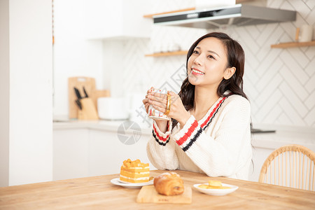 冬天吃冬季居家女性喝下午茶吃蛋糕面包背景