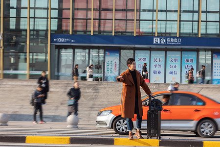 春节回家的路青年男性高铁站外打车背景