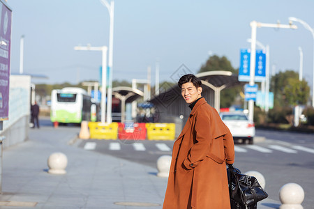 春节回家的路青年男性高铁出行背景