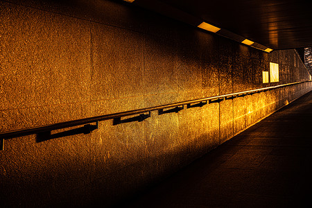 夕阳下的高铁候车通道高清图片