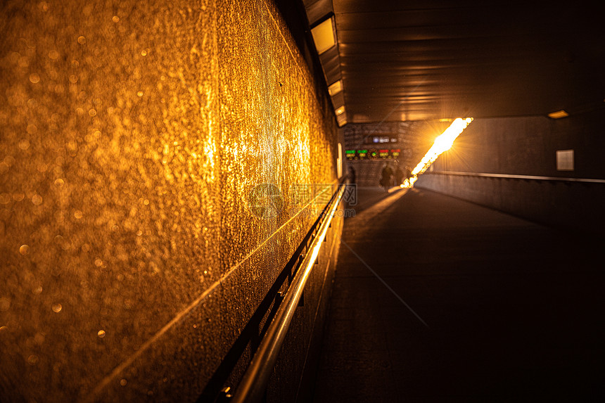 夕阳下的高铁候车通道图片