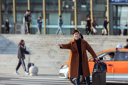 男人旅行回家青年男性高铁站外打车背景