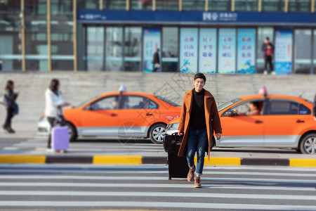 打车回家青年男性高铁站外打车背景