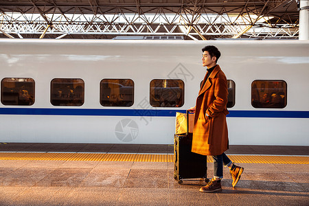 差旅报销夕阳下青年男性返乡赶高铁背景