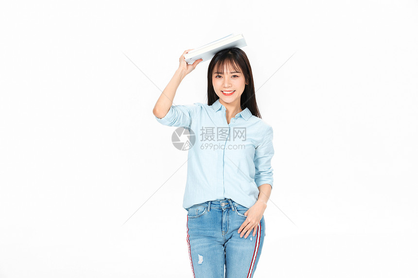 成人教育美女大学生头顶书本图片