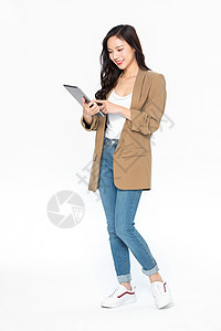 休闲装青年职业女性拿平板电脑背景图片