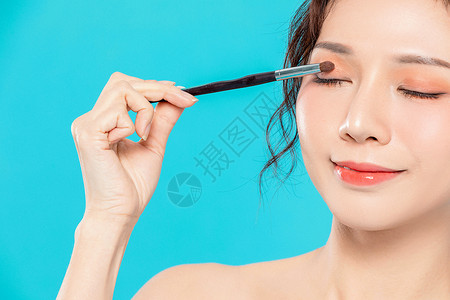 美女化妆化眼妆图片